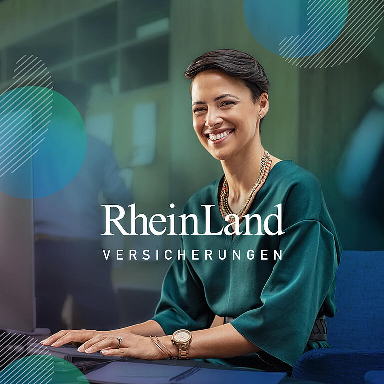 Vorschaubild für die RheinLand Versicherungen Recruiting Kampagne mit einer Fraum am Schreibtisch Case Rheinschurken